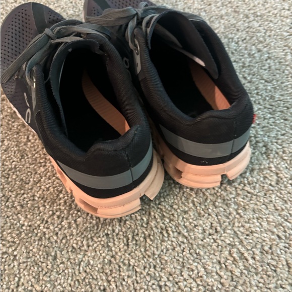 Women’s on cloud shoes - Picture 2 of 5